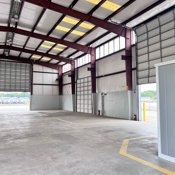 More Photos Of 231 Highway 96, Broussard Manufacturing For Lease