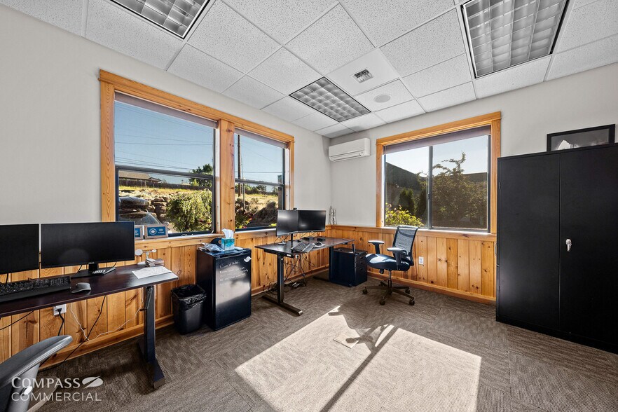 More Photos Of 2464 SW Glacier Pl, Redmond Office For Sale