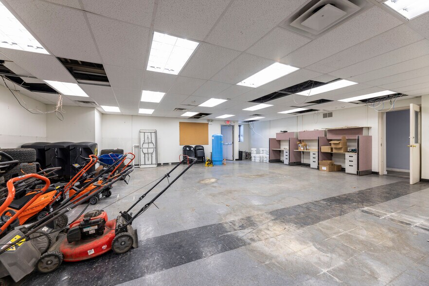 More Photos Of 1320 Eddie Dowling Hwy, Lincoln Showroom For Sale