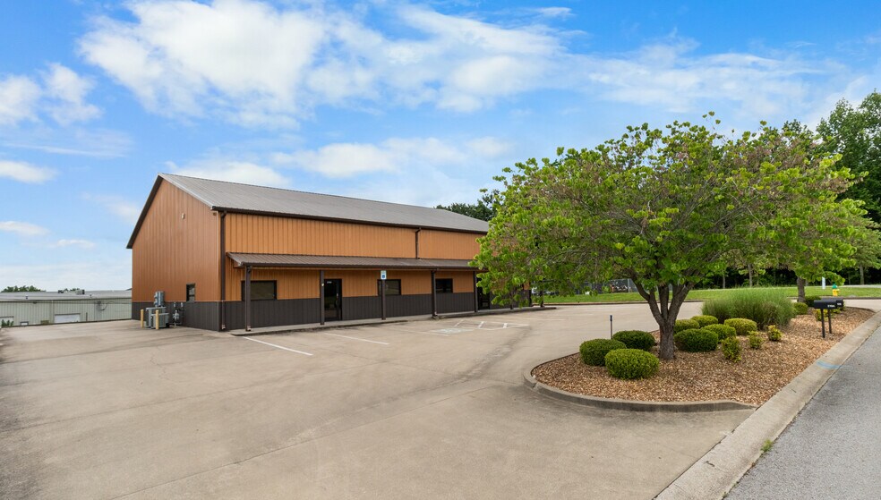 More Photos Of 219 Industrial Dr, Clarksville Warehouse For Lease