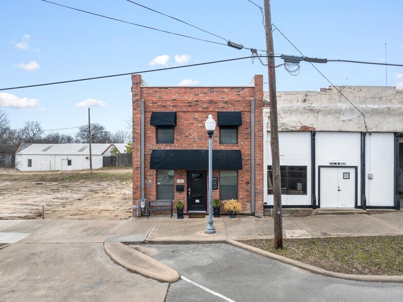 More Photos Of 211 N Main St, Bonham Office Residential For Sale