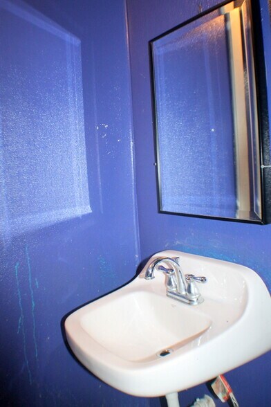 More Photos Of 3907 1/2 Canal St, Houston Bar For Lease