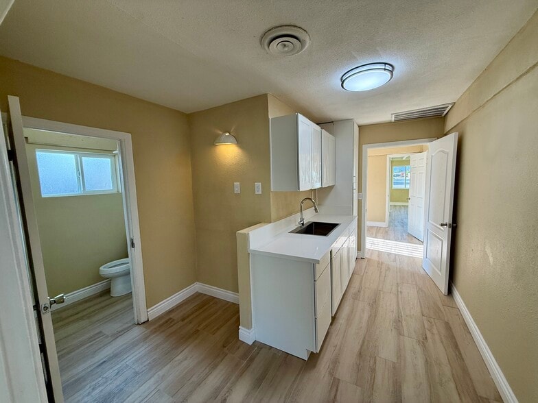 More Photos Of 2039 W Bonanza Rd, Las Vegas Flex For Lease