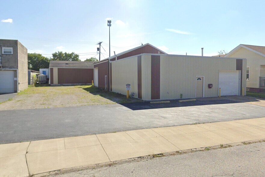 More Photos Of 158 Woodbury St, Elyria Flex For Sale