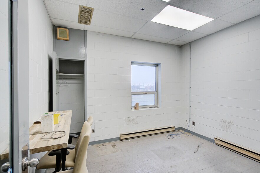 More Photos Of 1375 Rue Brouillette, Saint-hyacinthe Manufacturing For Lease