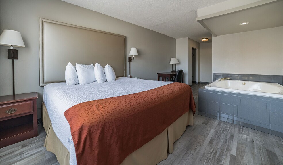 More Photos Of 325 Main St, Keokuk Hotel For Sale