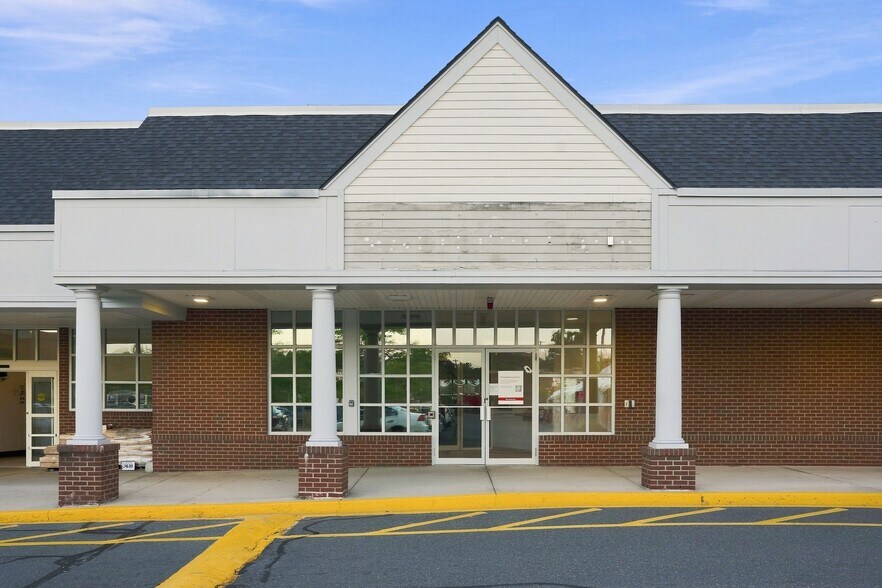 More Photos Of 2 Elm St, Woburn Freestanding For Lease