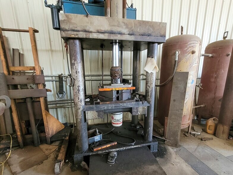 More Photos Of 1503 W Orrland Ave, Pixley Manufacturing For Sale