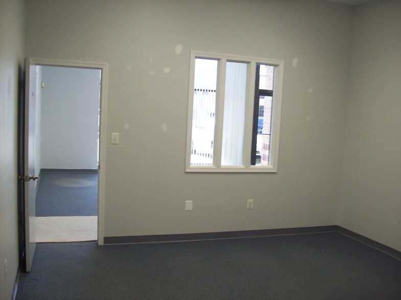 More Photos Of 112 Oakgrove Rd, Dulles Town Center Warehouse For Sale