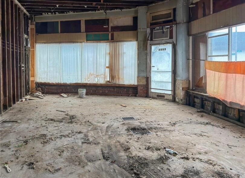 More Photos Of 8301 Lake Ave, Cleveland Flex For Sale