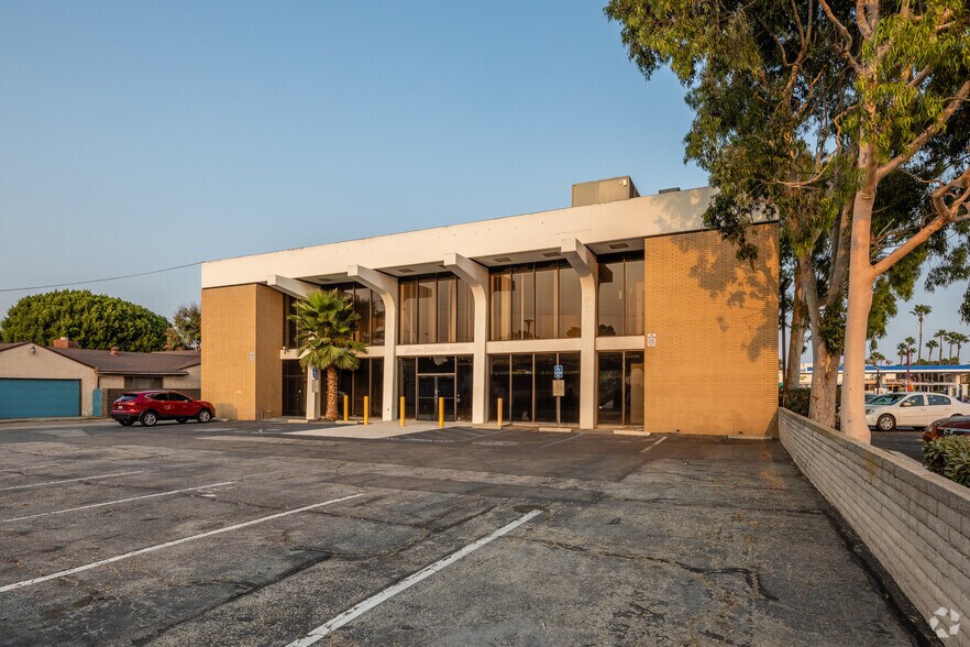 More Photos Of 2211 N Bellflower Blvd, Long Beach Freestanding For Lease