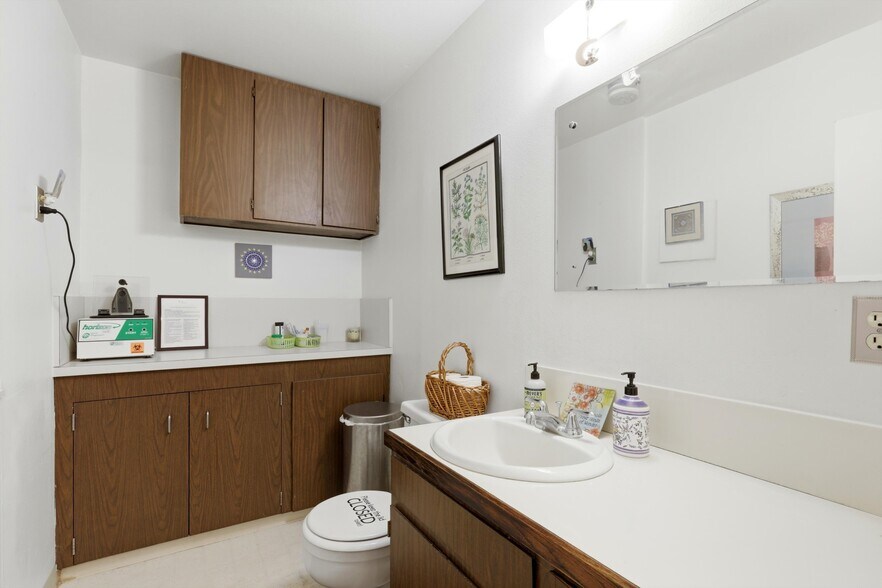 More Photos Of 114 E 2nd St, Newberg Office For Sale