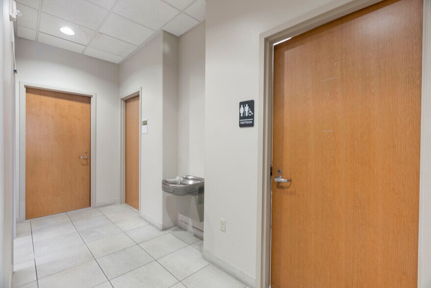 More Photos Of 7447 Riverside Pky, Tulsa Bank For Lease