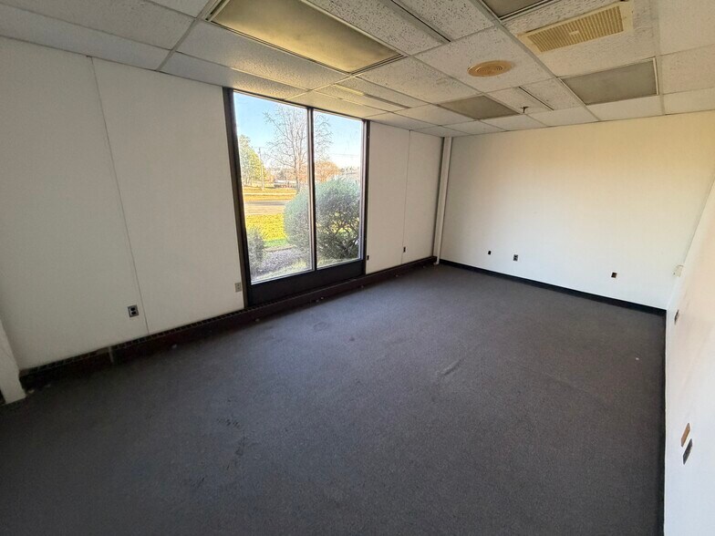 More Photos Of 1305 Progress Rd, Suffolk Warehouse For Lease