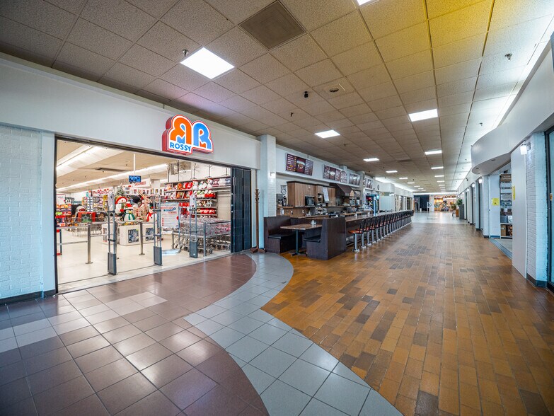 More Photos Of 2100 Rue Bagot, La Baie General Retail For Lease