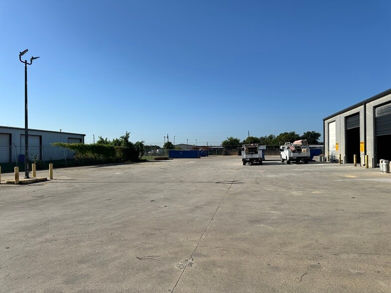 More Photos Of 5012 David Strickland Rd, Fort Worth Warehouse For Lease