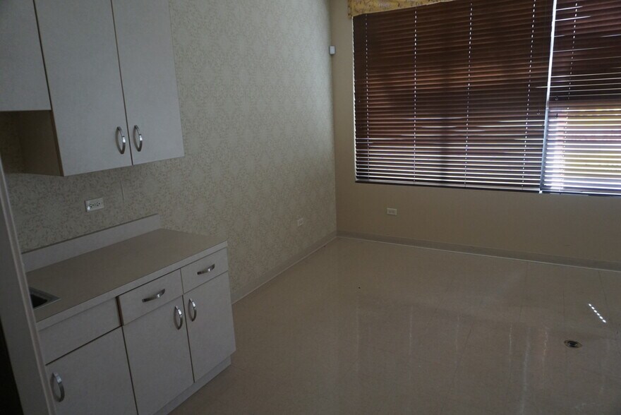 More Photos Of 7139-7169 N Milwaukee Ave, Niles Unknown For Lease