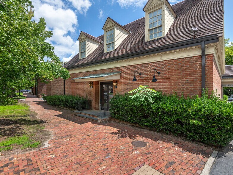 More Photos Of 11 Kitchin Pl, Asheville Bank For Lease