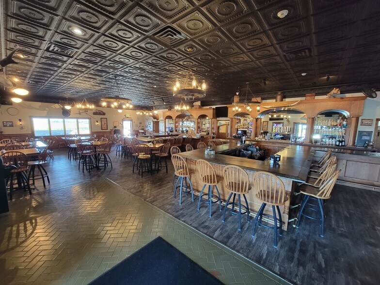 More Photos Of 5555 N Clark St, Monroe Center Restaurant For Sale