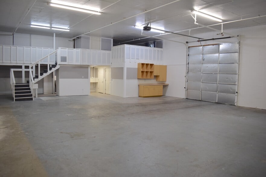 More Photos Of 4216 W 7th Ave, Eugene Warehouse For Lease