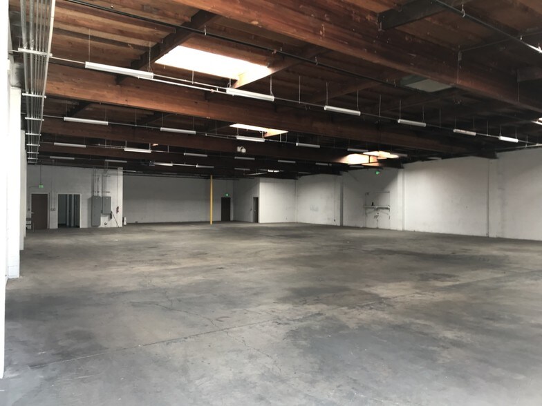 More Photos Of 15401-15405 S San Pedro St, Gardena Service For Lease