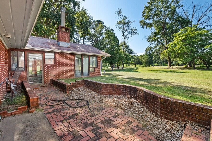 More Photos Of 1400 Locust st, Stilwell Office Residential For Sale