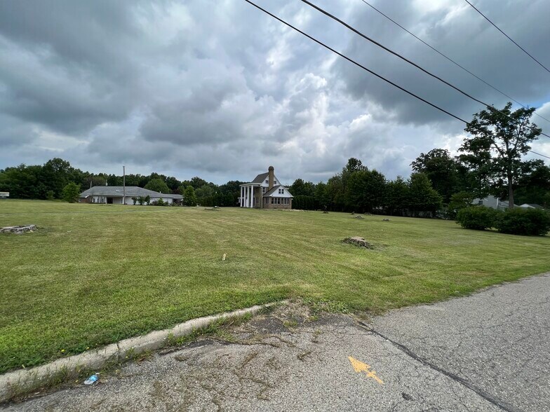 More Photos Of 171 N Canfield Niles Rd, Austintown Office Residential For Sale