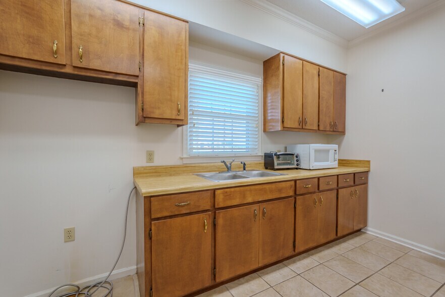 More Photos Of 970 Highway 20, Tuscumbia Office For Lease