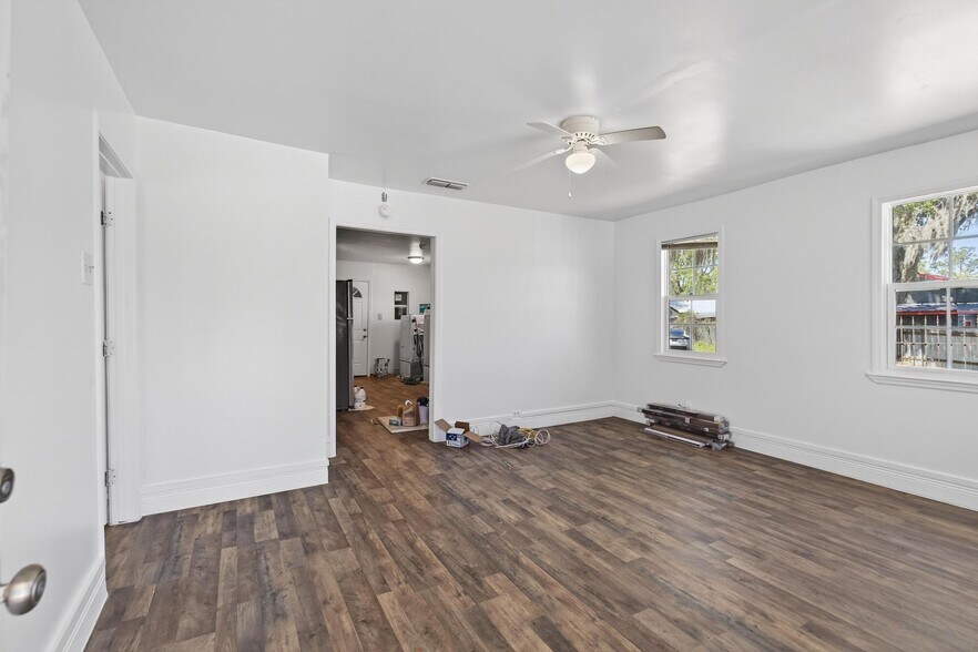 More Photos Of 10676 New Kings Rd, Jacksonville Office For Lease