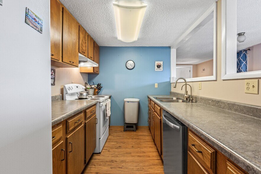 More Photos Of 310 S McCune St, Pilot Knob Hotel For Sale