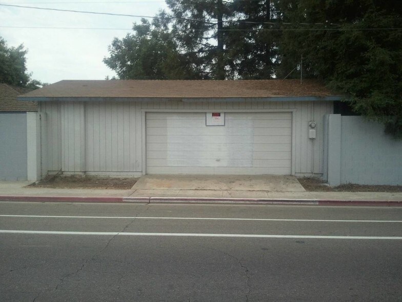 Primary Photo Of 4040 W Iris Ave, Visalia Flex For Lease