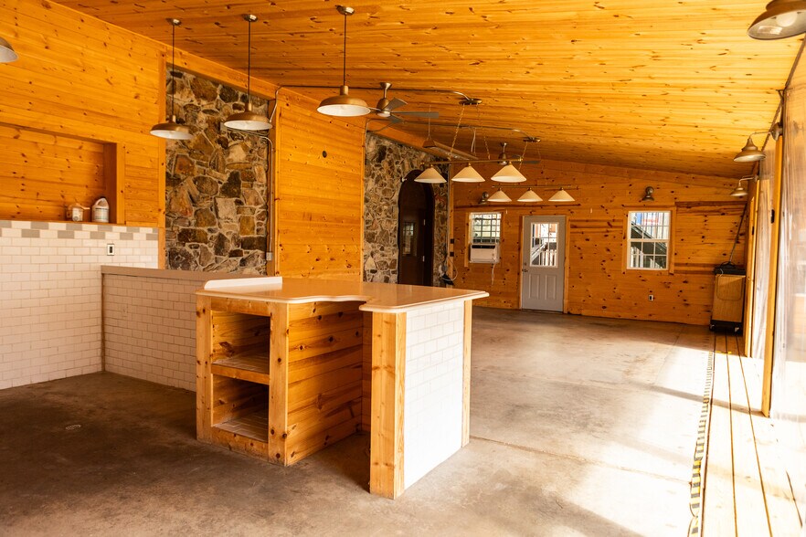 More Photos Of 817 Interstate Dr, Manchester Freestanding For Sale