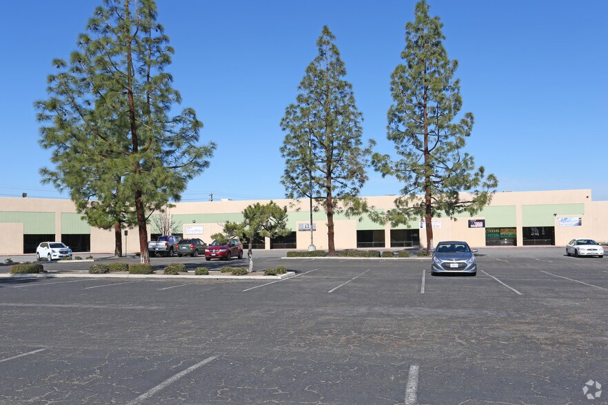 More Photos Of 5880 District Blvd, Bakersfield Showroom For Lease