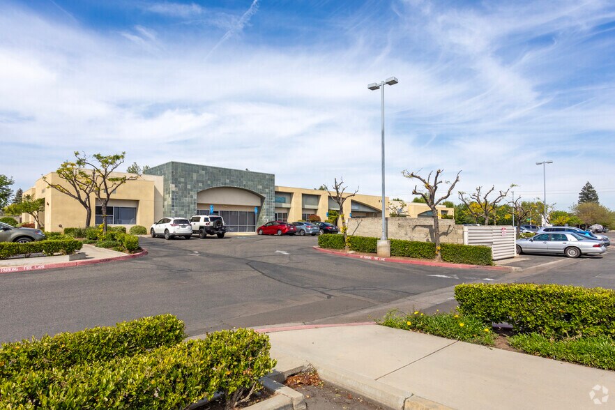 More Photos Of 7275 N 1st Ave, Fresno Office For Lease