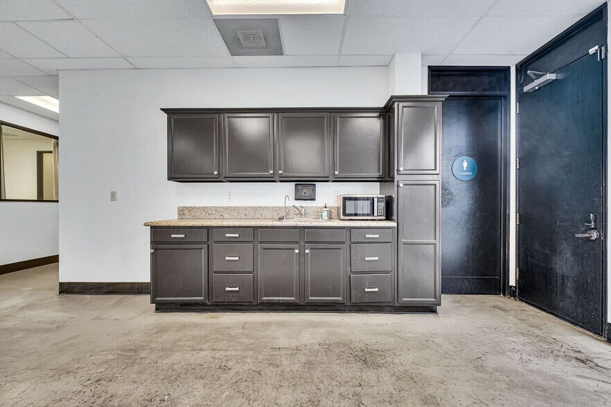 More Photos Of 550 N Golden Circle Dr, Santa Ana Office For Lease