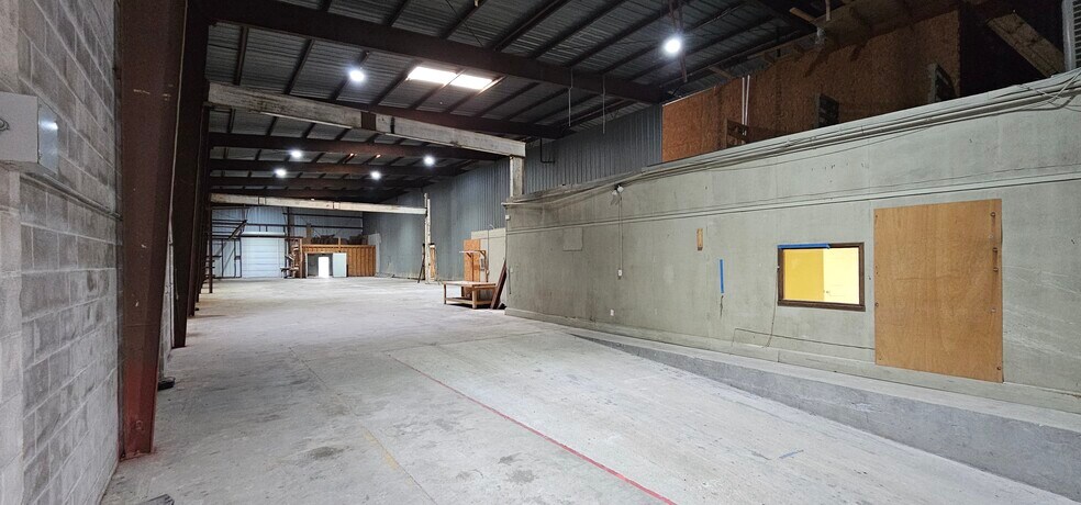 More Photos Of 200 Industrial Ave, Jefferson Warehouse For Lease