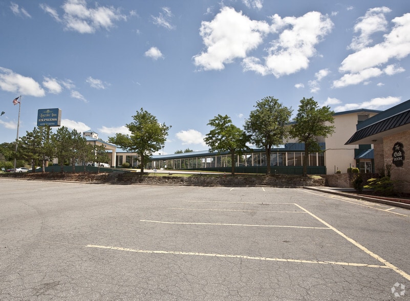 More Photos Of 5405 N Lincoln Blvd, Oklahoma City Hotel For Sale