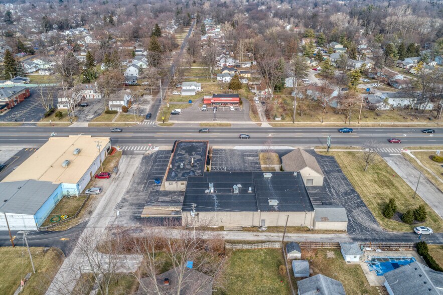 More Photos Of 5025 Dorr St, Toledo Showroom For Sale