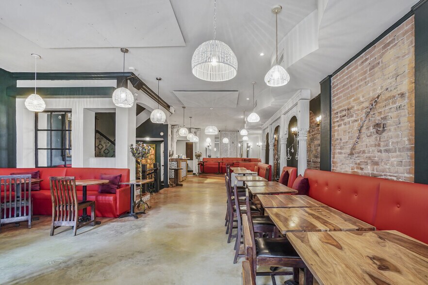 More Photos Of 1450 Rue Crescent, Montréal Restaurant For Lease