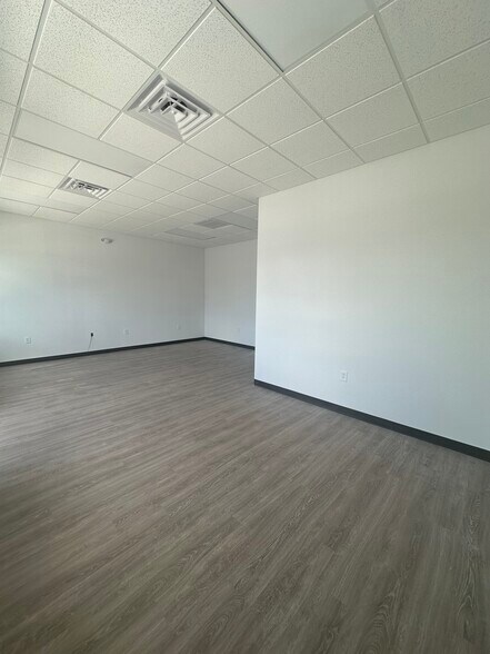 More Photos Of 301 Hooker Rd, Greenville Flex For Lease