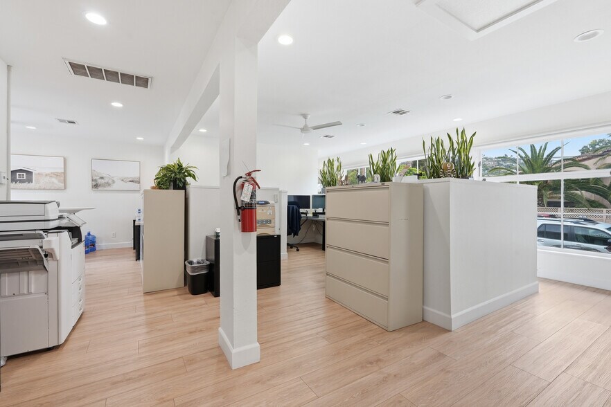 More Photos Of 1495 Glenneyre St, Laguna Beach Freestanding For Lease
