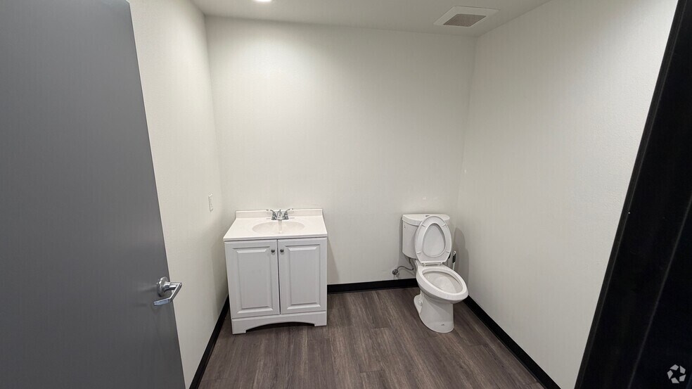 More Photos Of 350 E Orangethorpe Ave, Placentia Warehouse For Lease