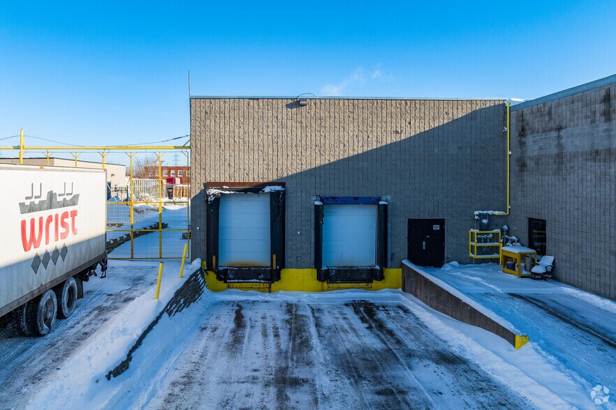 More Photos Of 10801 Boul Ray-Lawson, Montréal Warehouse For Lease