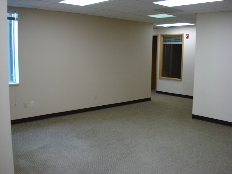 More Photos Of 2221 E Northern Lights Blvd, Anchorage Office For Lease