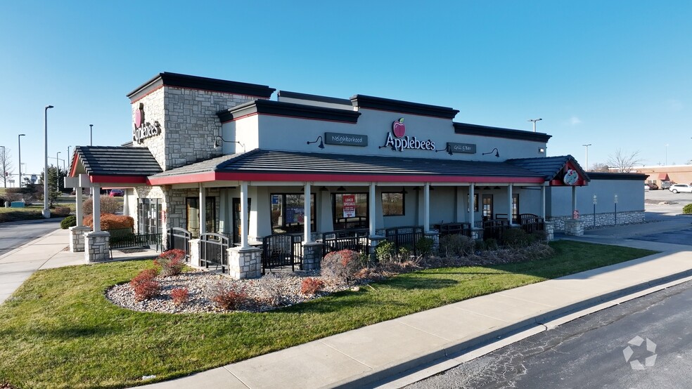 Primary Photo Of 1700 Village West Pky, Kansas City Restaurant For Lease