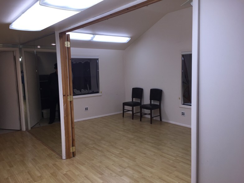 More Photos Of 62 Glen Cove Rd, Roslyn Heights Storefront Retail Office For Lease