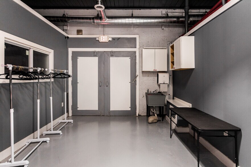 More Photos Of 16813 Wyoming, Detroit Showroom For Sale