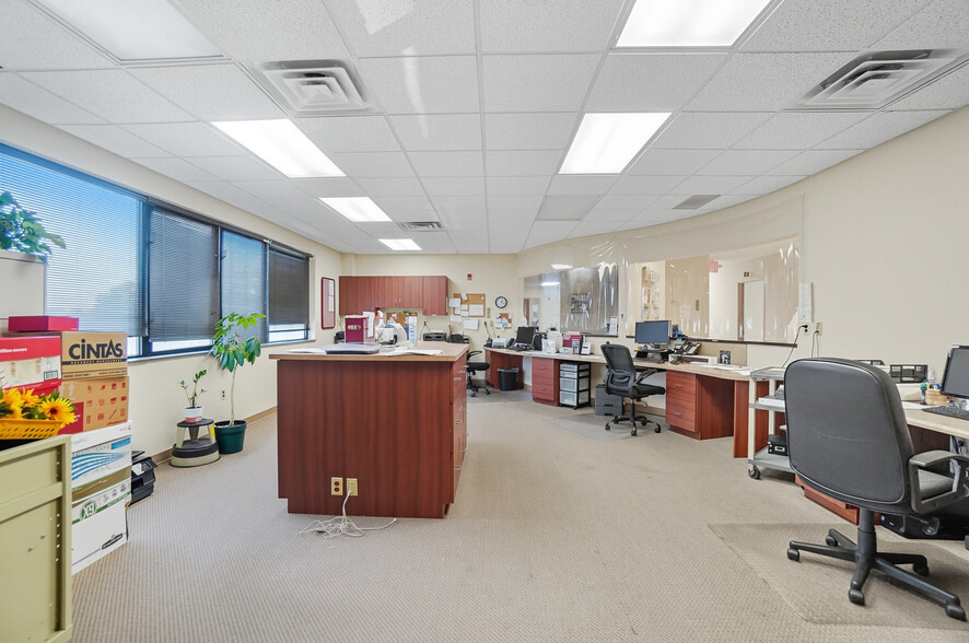 More Photos Of 916-920 W Market St, Lima Medical For Lease