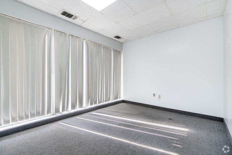 More Photos Of 3385 Airways Blvd, Memphis Office For Sale