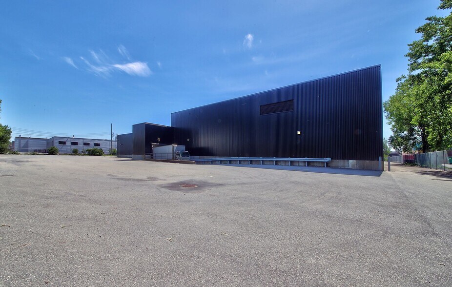 More Photos Of 247-255 Montee De Liesse, Montréal Warehouse For Sale